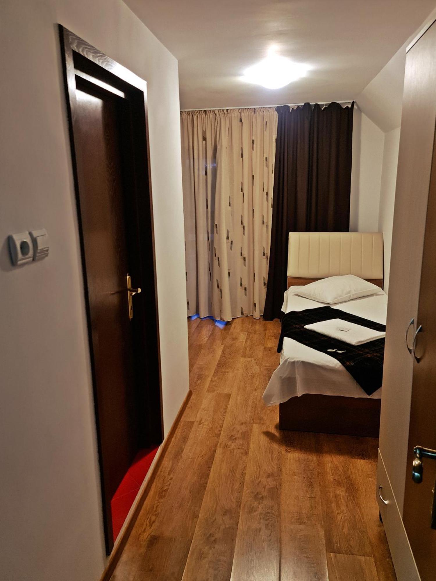 Hotel Casa Leu à Curtea de Argeş Extérieur photo